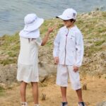 男の子にキャップ、女の子にハット。どちらも白でさわやかなUVカット帽子