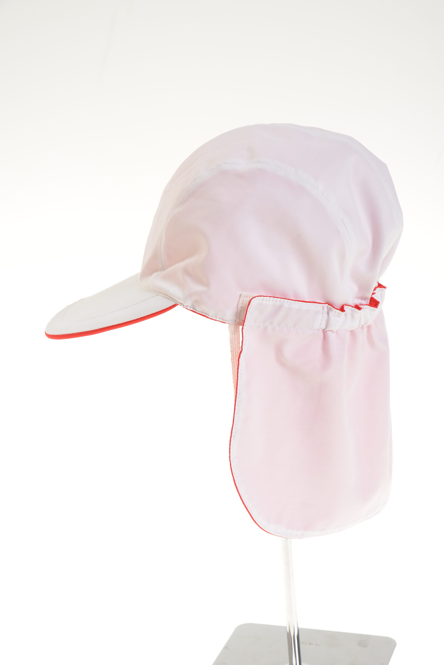 画期的な「フラップ取外し赤白帽子」誕生秘話 - 株式会社ピーカブーは