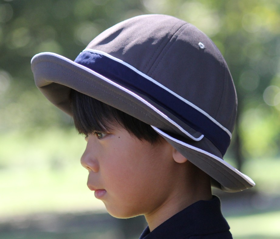 濃いグレーの通学帽子