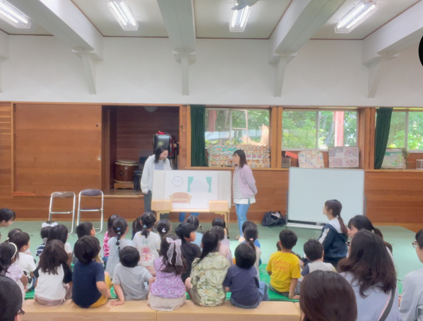 一生懸命、紫外線対策講座を聞く子供たち 