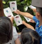 紫外線を当てて色の変わる様子を楽しんでいます