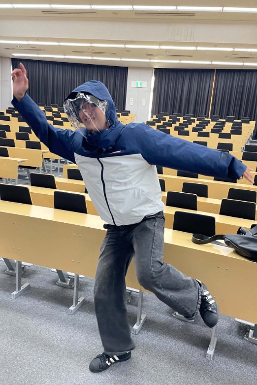 大東文化大学にてUV防護服を着用する学生