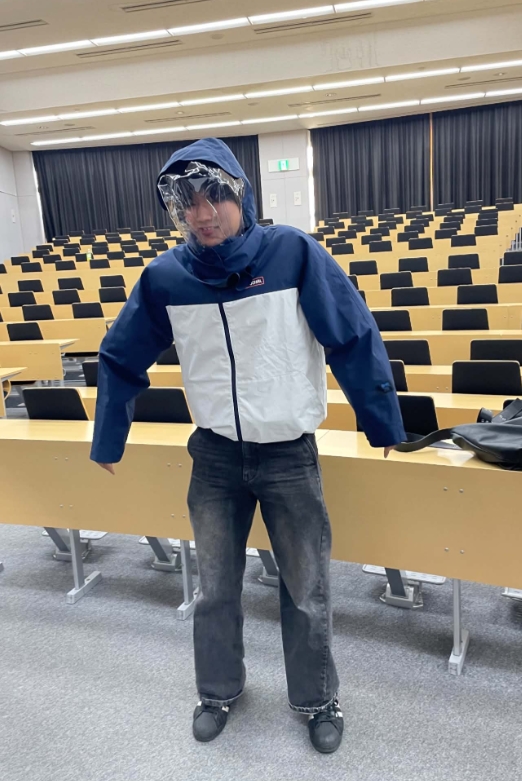 色素性乾皮症のためのファン付きUV防護服を着る学生　大東文化大学にて